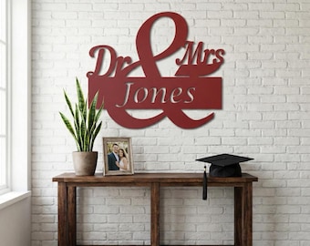 Cartello in metallo personalizzato "Dr. e Mrs." - Regalo di nozze per dottori, decorazione per laurea, cartello personalizzato per studio medico, regalo per il giorno della partita per coppia