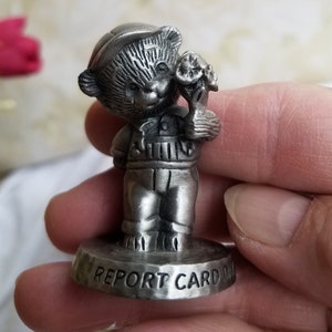 Estatuilla del día de la libreta de calificaciones del oso de peltre de Avon / Mini figura coleccionable