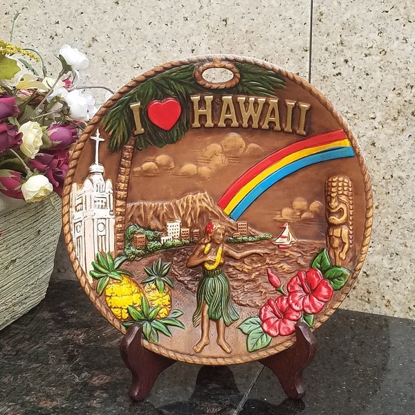 Vintage Hawaii Souvenir Chalkware Wall Hanging Plate - 8"D