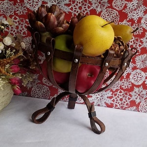 Centro de mesa de la cesta de frutas de hierro forjado con frutas falsas de aspecto realista.