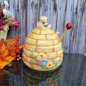 Muffy Vanderbear &quot;A Taste O&#39; Honey&quot; - The VdBeekeeping Collection Porcelain Honey Jar - 17oz