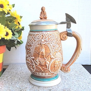 Jarra de cerveza Avon con tapa abatible - Homenaje a la jarra del Lejano Oeste - 23 cm de alto