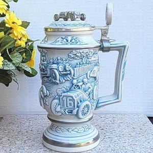 Jarra de cerveza Avon con tapa abatible - Jarra de cerveza con forma de coche de carreras - 23 cm de alto