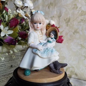 Melanie and Scarlet O&#39;Hara Porcelain Figurine by Jan Hagara/Limited Edition/Dist. by Royal Orleans/#4694