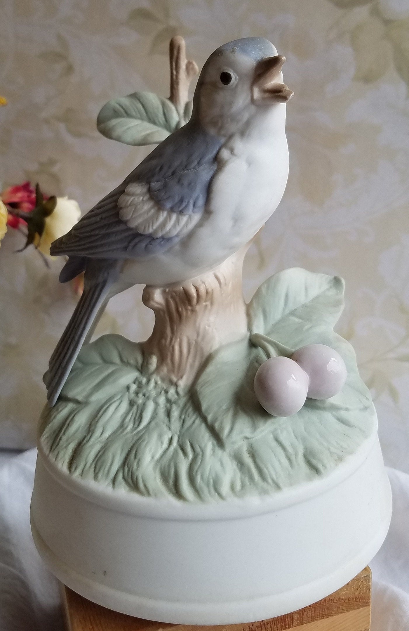 Vintage Porcelain Songbird Figurine Musical Box /doves