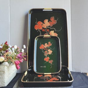 Bandeja para servir lacada en negro / 3 porciones / Estampado floral / Adornos dorados