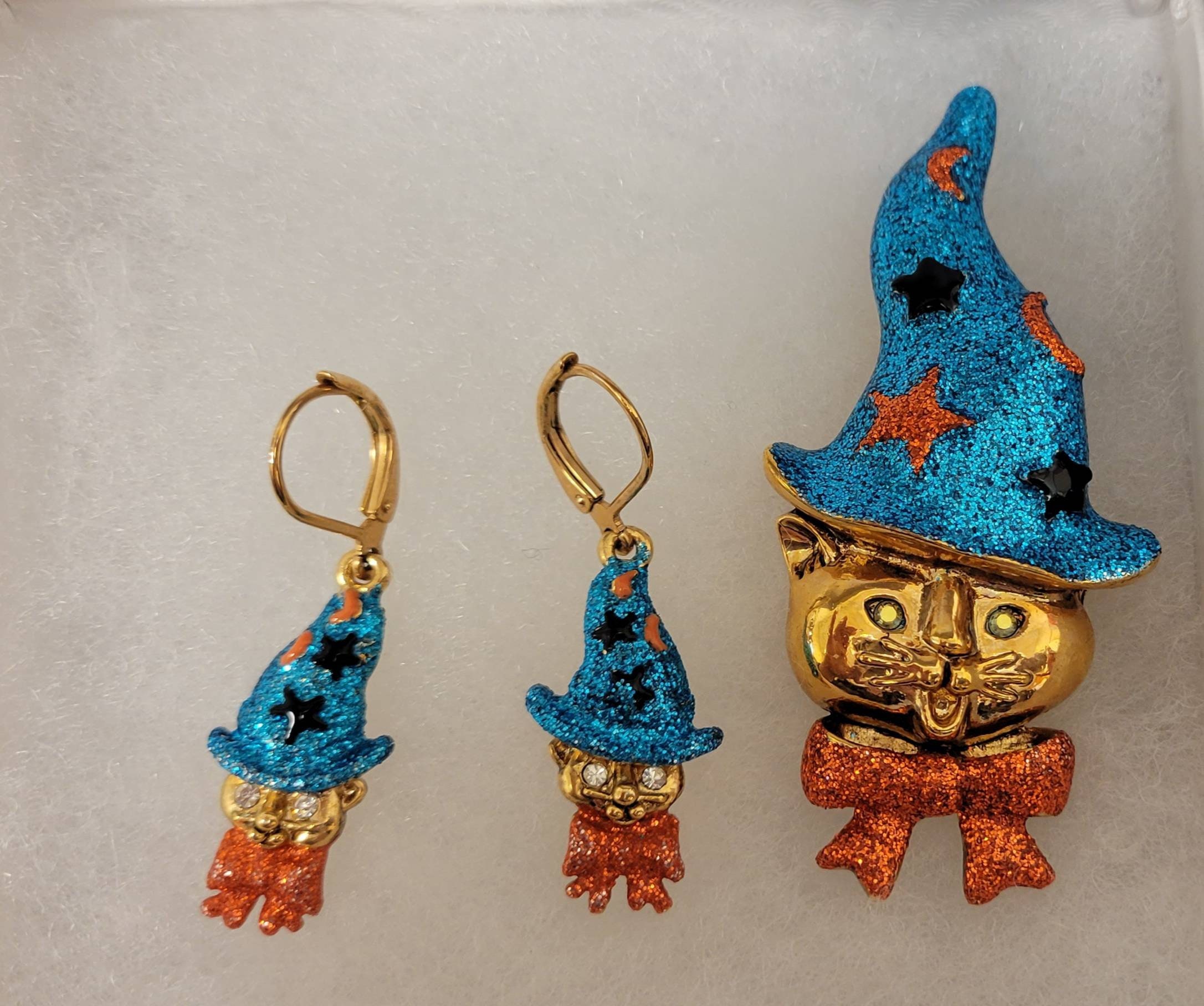 Vintage Halloween Edition Kirks Folly Cat Brooch and Earrings Set. Orange Bow Tie; Blue Hat with orange and black stars and Aurora Borealis