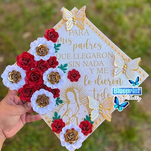 Adorno de birrete con flores para graduación, graduado de primera generación, adorno de birrete de graduación de México, graduación de la Virgen María, birrete de graduación Virgencita, promoción de 2025
