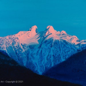 Op de afbeelding: Een schilderij van een besneeuwde bergketen bij zonsondergang. De toppen zijn verlicht in een zacht roze licht, terwijl de omliggende bergen een diepblauwe kleur hebben. De lucht is een levendig blauw.