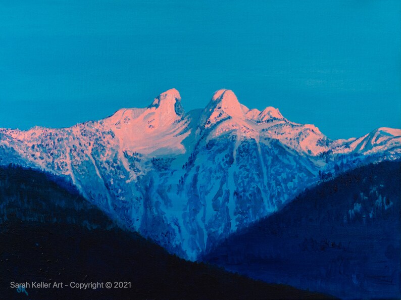 Op de afbeelding: Een schilderij van een besneeuwde bergketen bij zonsondergang. De toppen zijn verlicht in een zacht roze licht, terwijl de omliggende bergen een diepblauwe kleur hebben. De lucht is een levendig blauw.