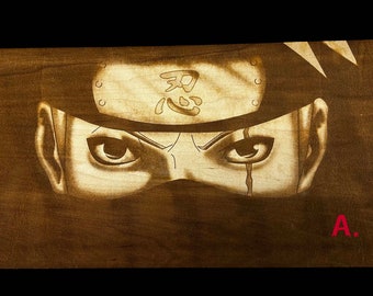 Puede incluir: Una imagen quemada en madera de un personaje del anime Naruto. El personaje tiene una banda para la cabeza con el kanji para "Dolor" en ella. Los ojos del personaje están muy abiertos y la imagen está en tonos marrones.