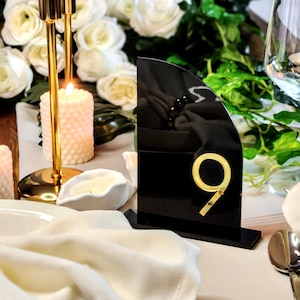 Numeri da tavolo per matrimonio neri, decorazioni da tavolo in acrilico moderne, insegne da tavolo con specchio dorato a mezzo arco, decorazioni da matrimonio in acrilico trasparente ritagliate in modo unico