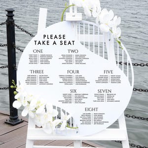 Table ronde en acrylique pour mariage : plaque d'entrée de réception bohème blanche et dorée