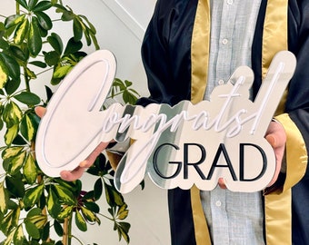 Felicitaciones al letrero de graduación, letrero de fiesta de graduación, decoraciones de telón de fondo de graduación, letrero de nombre de graduado de 2024, letrero de patio de graduación, decoración de fiesta de graduación