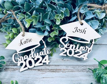 Bundle di cartellini regalo di laurea, file in formato SVG, download in formato SVG personalizzato per anziani 2024, file con taglio laser per laureati 2024, cartellino regalo classe 2024, ciondolo per auto