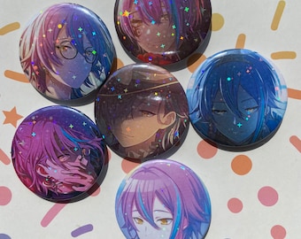 Puede incluir: Conjunto de seis pines redondos de colores con personajes de anime con diferentes peinados y expresiones. Los pines tienen un acabado holográfico y están decorados con purpurina.