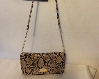 Snake Print Crossbody Purse – Faux Snakeskin Shoulder Bag with Gold Chain Strap /Small Clutch Style Handbag – Neutral Everyday Statement Bag