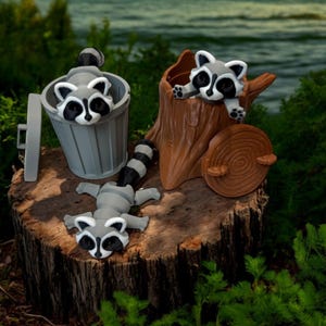 Trash Raccoon Articulating Toy – 3D Printed Poseable Fidget Trash Panda in Trash Can or Tree Stump – Cute Desk Buddy Gift for Animal Lovers