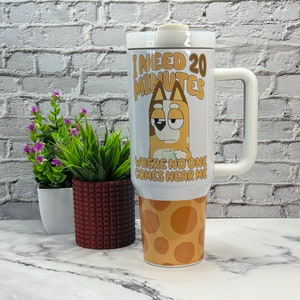 40oz Quencher Tumbler Dupe Blue Dog Mum Cartoon I Need 20 Min Tumbler Mum Tumbler Blue Heeler Stanley Dupe Mother's Day Gift Funny Mom Gift