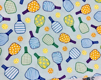 Manta de Pickleball hecha a mano: Raquetas y pelotas de colores, con un cálido reverso de franela.