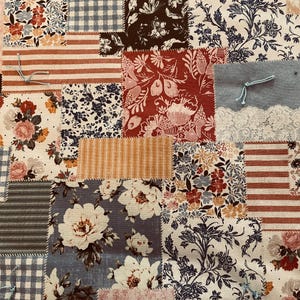 Puede incluir: Una tela de patchwork con una variedad de patrones florales en tonos de azul, rojo y blanco. La tela est&aacute; compuesta por cuadrados y rect&aacute;ngulos, y las costuras son visibles.