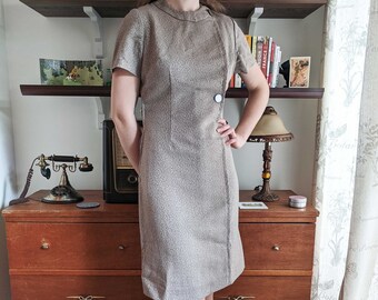1960s Shift Dress, Vintage, Taupe/Beige, Short Sleeve, Round Collar, Snaps, Zipper, Patterned, Textured, Small/Medium