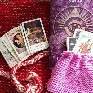 Cartes de lecture, Tarot manouche avec beau rouge avec un sac tissé pour ranger l'ensemble. Joli cadeau de Noël