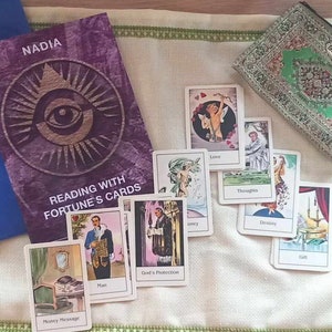 Cartas gitanas para lectura, tarot gitano con funda bordada en verde para ordenar las cartas. Cartas gitanas y libro. Interesante idea de regalo