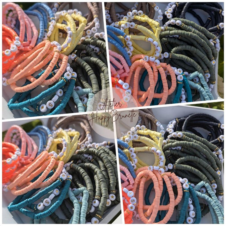 Puede incluir: Una colecci&oacute;n de pulseras coloridas hechas con cuentas de arcilla. Las pulseras est&aacute;n apiladas unas sobre otras y presentan cuentas blancas con letras doradas. Las pulseras est&aacute;n dispuestas en una variedad de colores, incluyendo rosa, azul, verde, amarillo y marr&oacute;n. El texto "Atelier Happy Brunette" es visible en la imagen.