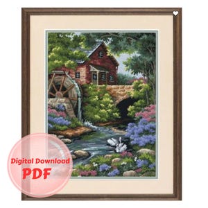 Puede incluir: Un patrón de punto de cruz que representa una cabaña roja con una rueda de agua, un puente de piedra y un arroyo con dos cisnes blancos. La cabaña está rodeada de exuberantes árboles verdes y flores.