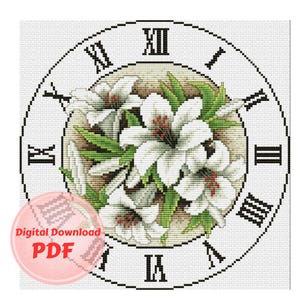 Könnte beinhalten: Ein Kreuzstichmuster mit einem Zifferblatt mit weißen Lilien und grünen Blättern. Das Zifferblatt hat römische Ziffern am Rand.
