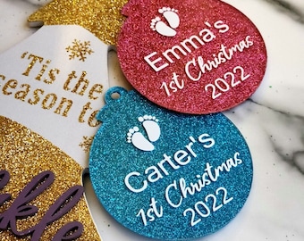 Adorno navideño personalizado de acrílico / Primera Navidad del bebé / Adorno con brillantina / Relleno de medias navideñas / Adorno para Sr. y Sra. / Regalo para recién casados