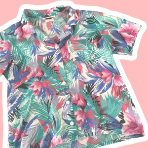 Vintage Floral Short Sleeved Collared Button Down Top Vapor Wave Aesthetic Good vintage condition , no size tag seems like a large Chest 44