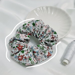 Scrunchie floreale bianco, accessori per capelli floreali, elastici per capelli botanici, cravatta per capelli fiori rosa, cravatta Boho Scrunchie, Scrunchie colorato
