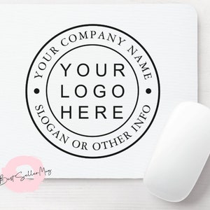 Pode incluir: Mousepad branco com um c&iacute;rculo preto no centro. O c&iacute;rculo tem o texto "YOUR COMPANY NAME", "YOUR LOGO HERE" e "SLOGAN OR OTHER INFO" ao redor da borda.