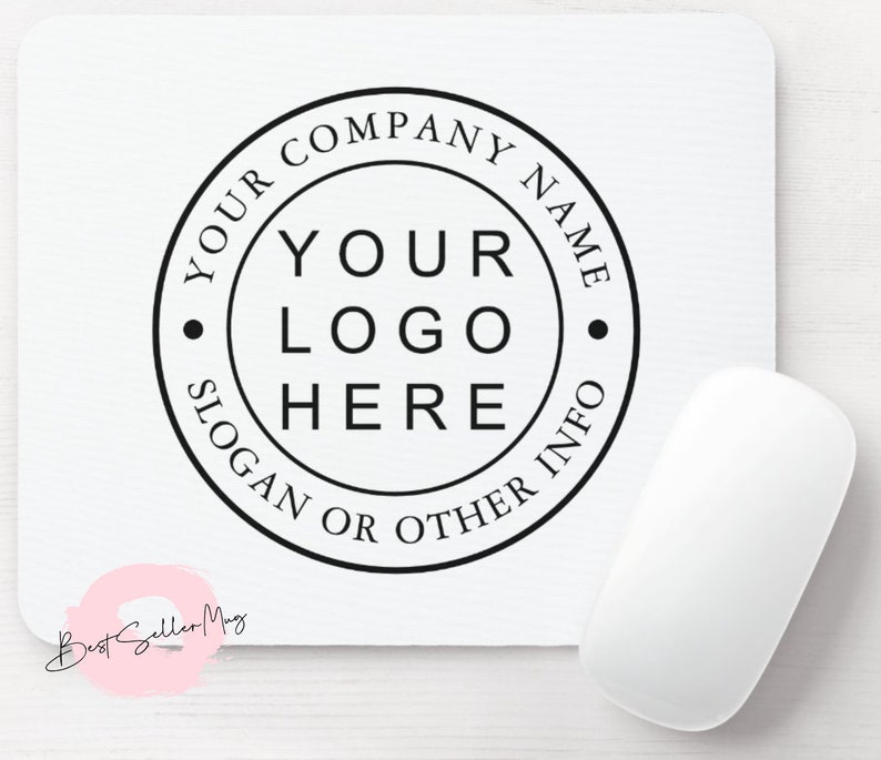 Pode incluir: Mousepad branco com um c&iacute;rculo preto no centro. O c&iacute;rculo tem o texto "YOUR COMPANY NAME", "YOUR LOGO HERE" e "SLOGAN OR OTHER INFO" ao redor da borda.