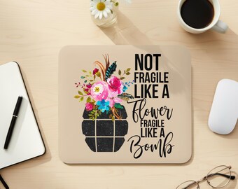 Não frágil como uma flor, frágil como uma bomba | Notorious RBG | Ruth Bader Ginsburg | Mouse Pad RBG de presente | Presente para ele