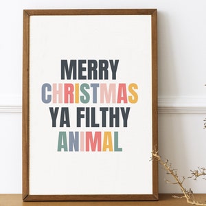 メリークリスマス！汚い動物のウォールアート（印刷可能）、カラフルなクリスマスタイポグラフィー、ホリデーホームデコレーション、面白いお祭りポスターのダウンロード