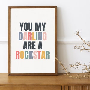 「You My Darling Are A Rockstar」の印刷可能なウォールアート、トレンディでカラフルなタイポグラフィ、ポジティブな引用プリント、美的モチベーションポスターのダウンロード