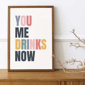 You Me Drinks Now Wall Art Printable, Kolorowa typografia, Estetyczny plakat do sypialni, Wydruk wózka barowego, Prezent dla pary na Walentynki Pobierz