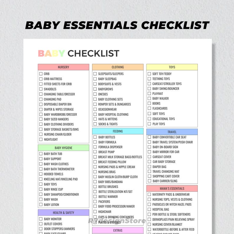 K&ouml;nnte beinhalten: Eine Checkliste f&uuml;r Baby-Essentials mit Kategorien f&uuml;r Kinderzimmer, Kleidung, F&uuml;tterung, Spielzeug, Reisen, Mama-Essentials und Extras. Die Checkliste ist in Tabellenform mit Kontrollk&auml;stchen neben jedem Artikel organisiert.