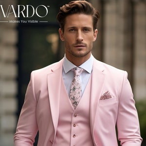 Elegante traje rosa claro de tres piezas: atuendo de boda con estilo