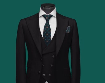 Puede incluir: Un traje negro de tres piezas con una camisa blanca y una corbata de patrón azul oscuro. La chaqueta del traje tiene un cierre de doble botonadura y un pañuelo de bolsillo. El traje está en un maniquí. El texto "The Rising Sun" está en la etiqueta de la camisa.