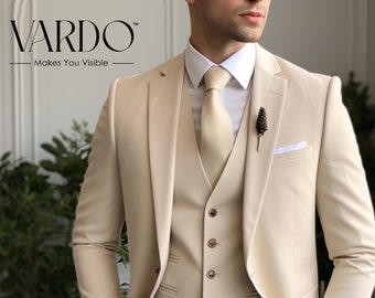 Traje clásico de tres piezas beige para hombre: sastrería elegante, estilo versátil, tienda The Rising Sun, Vardo