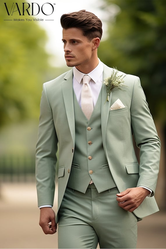 Traje moderno de tres piezas en color verde salvia para hombre elegante a medida y versatil. Traje a medida. Tienda The Rising Sun Vardo. Etsy Mexico