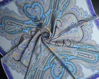 100% Silk Twill Panel – Blue Paisley Ornament (135 × 135 cm)