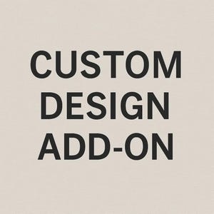 Può includere: Un grafico quadrato con uno sfondo beige chiaro e il testo CUSTOM DESIGN ADD-ON stampato in lettere maiuscole nere, in grassetto e senza grazie, centrato al centro dell'immagine. Il testo è disposto su tre righe distinte.