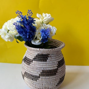 編み込みプランター、シーグラスプランター、カラフルな編み込み花瓶、セネガル編み込み花瓶、シーグラスプラントホルダー、籐プランター。屋内プランター