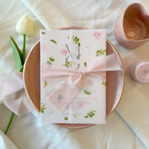 Blush Floral Harmony Hochzeitseinladungen - Pergamentverpackung und Einleger für elegante Zeremonien