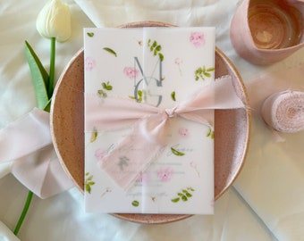 Invitaciones de boda en armonía floral ruborizada: envoltorio y papel vitela para ceremonias elegantes